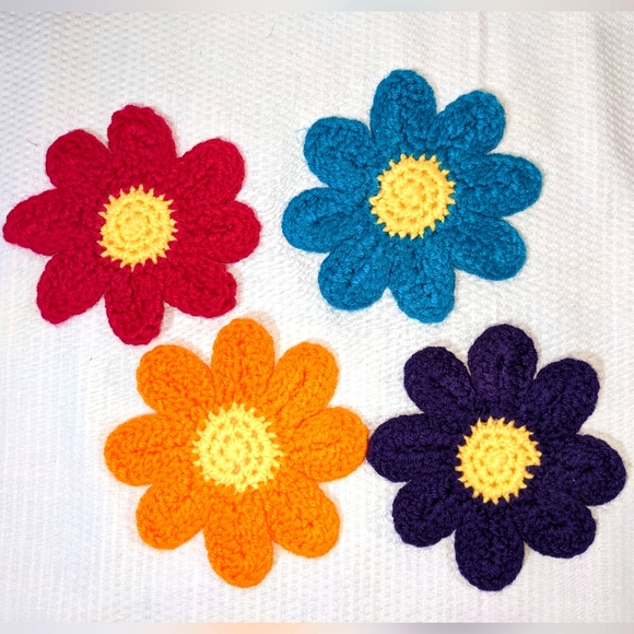 NEW Coasters Daisy Crochet Flower Set of 4 Vibrant Colors HANDCRAFTED - Picture 3 of 6